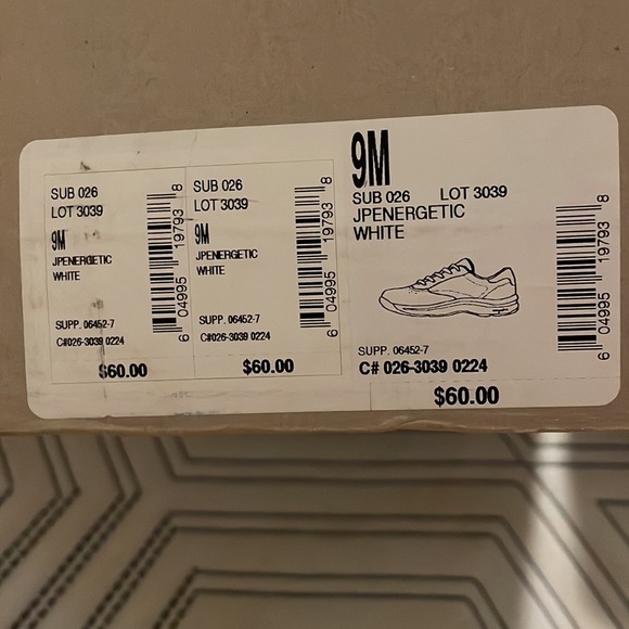 VINTAGE EASY SPIRIT WALKING SHOES 9 WOMEN'S. Gentle use but small tear in photo. - Picture 8 of 8